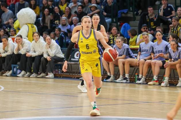Tessa Stammberger (Alba Berlin Damen, 06)mit dem Ball im Lauf, Alba Damen vs Saarlouis Royals , 1.Bundesliga, DBBL-Playoffs, Halbfinale 1, 05.04.2025 Berlin Berlin Deutschland Copyright: xFootbowl ThomasxSobotzkix