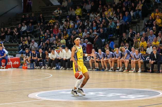 Deeshyra Thomas (Alba Berlin Damen, 21)mit dem Ball am dribbeln, Alba Damen vs Saarlouis Royals , 1.Bundesliga, DBBL-Playoffs, Halbfinale 1, 05.04.2025 Berlin Berlin Deutschland Copyright: xFootbowl ThomasxSobotzkix