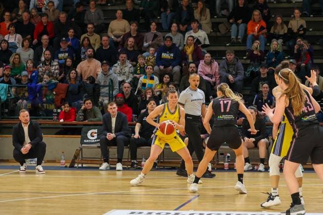 Theresa Simon (Alba Berlin Damen, 03)mit dem Ball am dribbeln, Alba Damen vs Saarlouis Royals , 1.Bundesliga, DBBL-Playoffs, Halbfinale 1, 05.04.2025 Berlin Berlin Deutschland Copyright: xFootbowl ThomasxSobotzkix