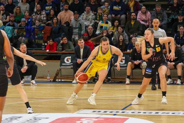 Theresa Simon (Alba Berlin Damen, 03)mit dem Ball und dem Zug zum Korb, Alba Damen vs Saarlouis Royals , 1.Bundesliga, DBBL-Playoffs, Halbfinale 1, 05.04.2025 Berlin Berlin Deutschland Copyright: xFootbowl ThomasxSobotzkix