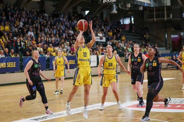 Lena Gohlisch (Alba Berlin Damen, 12) unter dem Korb mit Ball und dem Wurf, Alba Damen vs Saarlouis Royals , 1.Bundesliga, DBBL-Playoffs, Halbfinale 1, 05.04.2025 Berlin Berlin Deutschland Copyright: xFootbowl ThomasxSobotzkix