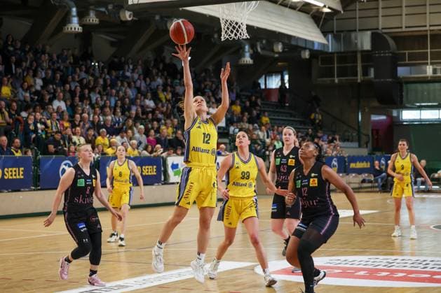Lena Gohlisch (Alba Berlin Damen, 12) hebt den Ball min den Korb, Alba Damen vs Saarlouis Royals , 1.Bundesliga, DBBL-Playoffs, Halbfinale 1, 05.04.2025 Berlin Berlin Deutschland Copyright: xFootbowl ThomasxSobotzkix