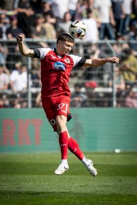 3. Liga: FC Viktoria Köln - SpVgg Unterhaching, 05.04.2025 Niklas May (FC Viktoria Köln, 37) beim Kopfball ; Köln, 05.04.2025 - 31. Spieltag der 3. Fußball-Liga: FC Viktoria Köln - SpVgg Unterhaching im Sportpark Höhenberg in Köln. Die DFL-Bestimmungen verbieten die Verwendung von Fotografien als Bildsequenzen und oder Quasi-Videos. Copyright: xBEAUTIFULxSPORTS AxelxKohringx