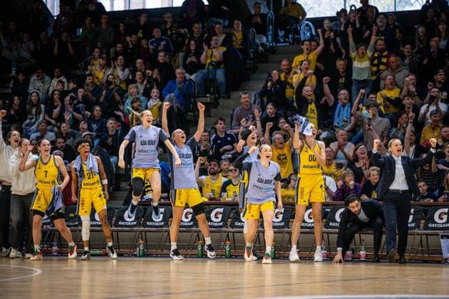 Sport Bilder des Tages Basketball Berlin 04.04.2025 Saison 2024 2025 Toyota Damen Basketball Bundesliga 1. Bundesliga Playoffs Halbfinale Spiel 1 Alba Berlin - Saarlouis Royals Jubel Alba