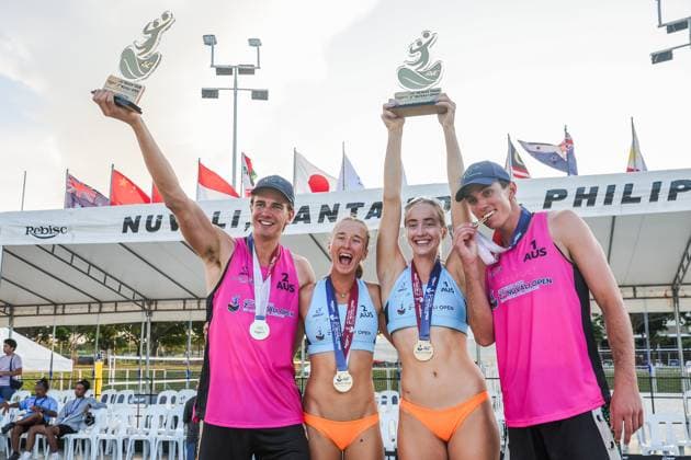 (250405) -- LAGUNA PROVINCE, April 5, 2025 -- Women s gold medalists Stefanie Fejes (2nd L) and Jasmine Fleming (2nd R) of Australia pose for photos with men s gold medalists Luke Ryan (1st L) and Paul Burnett of Australia during the awarding ceremony of the AVC Beach volleyball, Beachvolleyball Tour 2nd Nuvali Open in Laguna Province, the Philippines, April 5, 2025. ) (SP)PHILIPPINES-LAGUNA PROVINCE-BEACH VOLLEYBALL-TOUR-2ND NUVALI OPEN ROUELLExUMALI 