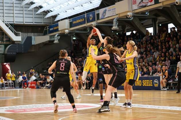 Deeshyra Thomas (Alba Berlin Damen, 21), Alba Damen vs Saarlouis Royals , 1.Bundesliga, DBBL-Playoffs, Halbfinale 1, 05.04.2025 Berlin Berlin Deutschland Copyright: xFootbowl ThomasxSobotzkix