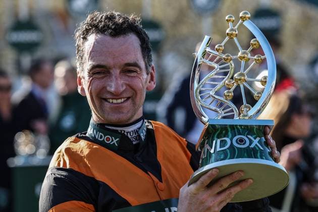 Bilder des Jahres 2025, Sport 04 April Sport Bilder des Tages Randox Grand National 2025 Day 3 Grand National Day Patrick Mullins lifts the Grand National Trophy during the Randox Grand National 2025 Day 3 Grand National Day at Aintree Racecourse, Liverpool, United Kingdom, 5th April 2025 (Photo by Mark Cosgrove News Images) Liverpool Aintree Racecourse Merseyside United Kingdom Copyright: xMarkxCosgrove NewsxImagesx