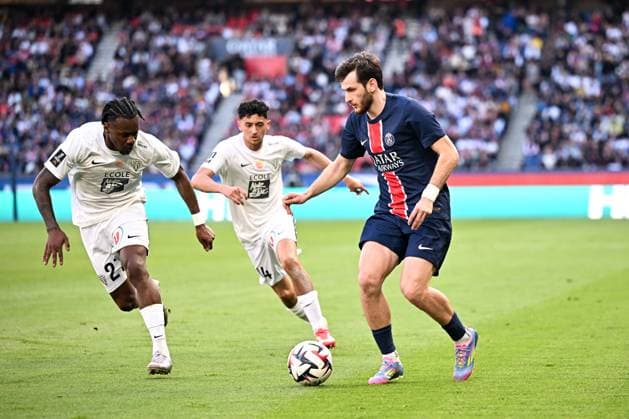 Paris Saint-Germain v Angers SCO - Ligue 1 McDonald s 2024 2025 27 Lilian RAOLISOA (sco) - 07 Khvicha KVARATSKHELIA (psg) during Ligue 1 McDonald s match between Paris and Angers at Parc des Princes on April 5, 2025 in Paris, France. Paris France  Copyright: xFEPx 776304742
