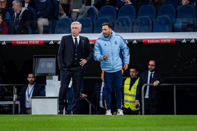 Real Madrid CF and Valencia CF - La Liga EA Sports 2024 25 Carlo Ancelotti (L), head coach of Real Madrid CF, talks to Davide Ancelotti (R), assistant manager of Real Madrid CF, during the La Liga EA Sports 2024 25 football match between Real Madrid CF and Valencia CF at Estadio Santiago Bernabeu on April 05, 2025 in Madrid, Spain. Madrid Estadio Santiago Bernabeu Madrid Spain Copyright: xAlbertoxGardinx AGardin_20250405_Football_Liga_Real_Madrid_Valencia_0255