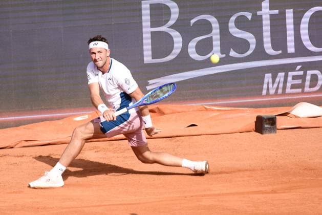 TENNIS : Bastide Medical UTS Nimes - 05 04 2025 NIMES, FRANCE : Tomas MACHAC Â« The Air Machete Â» (CZE) vs. Casper RUUD Â« The Ice Man Â» (NOR) lors de la finale du Bastide Medical UTS Nimes, 2eme evenement du tournoi 2025 de l™Ultimate Tennis Showdown, le 5 avril 2025. NimesFrance  Copyright: xValentinaxClaretx