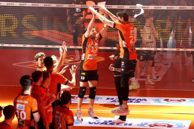 DEU, DVV, 1.VBL, BR Volleys vs. Helios Grizzlys Giesen, 05.04.2025, Max-Schmeling-Halle, Berlin, DEU, DVV, 1.VBL, BR Volleys vs. Helios Grizzlys Giesen, im Bild Ruben Schott (BR Volleys 13), Tobias Krick (BR Volleys 21) Foto: Juergen Engler nordphoto GmbH