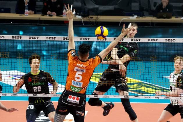 DEU, DVV, 1.VBL, BR Volleys vs. Helios Grizzlys Giesen, 05.04.2025, Max-Schmeling-Halle, Berlin, DEU, DVV, 1.VBL, BR Volleys vs. Helios Grizzlys Giesen, im Bild Nehemiah Mote (BR Volleys 5), Noah Baxpoehler (Giesen 4) Foto: Juergen Engler nordphoto GmbH