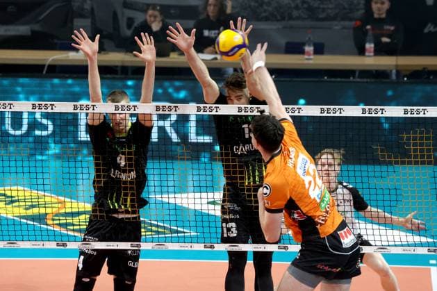 DEU, DVV, 1.VBL, BR Volleys vs. Helios Grizzlys Giesen, 05.04.2025, Max-Schmeling-Halle, Berlin, DEU, DVV, 1.VBL, BR Volleys vs. Helios Grizzlys Giesen, im Bild Jake Hanes (BR Volleys 22), Noah Baxpoehler (Giesen 4), Jori Mantha (Giesen 13) Foto: Juergen Engler nordphoto GmbH