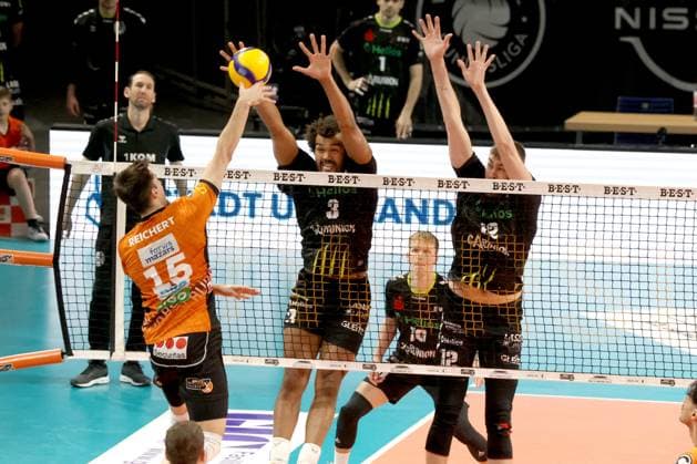 DEU, DVV, 1.VBL, BR Volleys vs. Helios Grizzlys Giesen, 05.04.2025, Max-Schmeling-Halle, Berlin, DEU, DVV, 1.VBL, BR Volleys vs. Helios Grizzlys Giesen, im Bild Moritz Reichert (BR Volleys 15), MITCH AHYI (Giesen 3), Jakob Guenthoer (Giesen 12), Jan Roeling (Giesen 10) Foto: Juergen Engler nordphoto GmbH