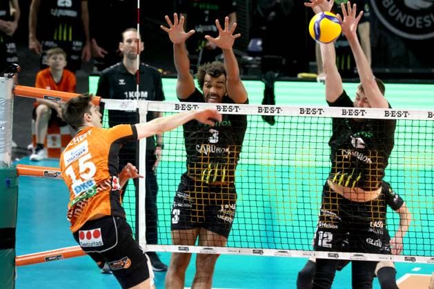 DEU, DVV, 1.VBL, BR Volleys vs. Helios Grizzlys Giesen, 05.04.2025, Max-Schmeling-Halle, Berlin, DEU, DVV, 1.VBL, BR Volleys vs. Helios Grizzlys Giesen, im Bild Moritz Reichert (BR Volleys 15), MITCH AHYI (Giesen 3), Jakob Guenthoer (Giesen 12), Foto: Juergen Engler nordphoto GmbH