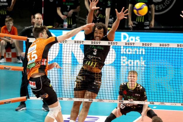 DEU, DVV, 1.VBL, BR Volleys vs. Helios Grizzlys Giesen, 05.04.2025, Max-Schmeling-Halle, Berlin, DEU, DVV, 1.VBL, BR Volleys vs. Helios Grizzlys Giesen, im Bild Moritz Reichert (BR Volleys 15), MITCH AHYI (Giesen 3) Foto: Juergen Engler nordphoto GmbH