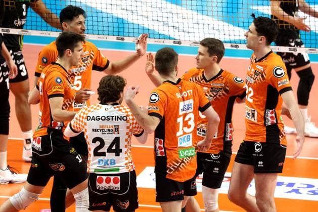 DEU, DVV, 1.VBL, BR Volleys vs. Helios Grizzlys Giesen, 05.04.2025, Max-Schmeling-Halle, Berlin, DEU, DVV, 1.VBL, BR Volleys vs. Helios Grizzlys Giesen, im Bild BR Volleys-Spielerkreis Foto: Juergen Engler nordphoto GmbH