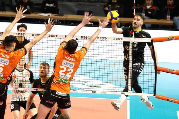 DEU, DVV, 1.VBL, BR Volleys vs. Helios Grizzlys Giesen, 05.04.2025, Max-Schmeling-Halle, Berlin, DEU, DVV, 1.VBL, BR Volleys vs. Helios Grizzlys Giesen, im Bild Jake Hanes (BR Volleys 22), Jori Mantha (Giesen 13) Foto: Juergen Engler nordphoto GmbH