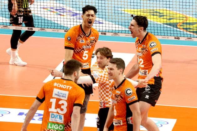 DEU, DVV, 1.VBL, BR Volleys vs. Helios Grizzlys Giesen, 05.04.2025, Max-Schmeling-Halle, Berlin, DEU, DVV, 1.VBL, BR Volleys vs. Helios Grizzlys Giesen, im Bild BR Volleys-Spielerkreis Foto: Juergen Engler nordphoto GmbH