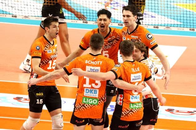 DEU, DVV, 1.VBL, BR Volleys vs. Helios Grizzlys Giesen, 05.04.2025, Max-Schmeling-Halle, Berlin, DEU, DVV, 1.VBL, BR Volleys vs. Helios Grizzlys Giesen, im Bild BR Volleys-Spielerkreis Foto: Juergen Engler nordphoto GmbH