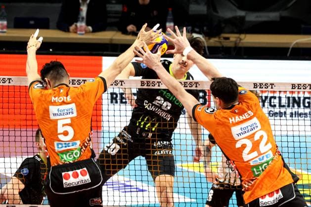DEU, DVV, 1.VBL, BR Volleys vs. Helios Grizzlys Giesen, 05.04.2025, Max-Schmeling-Halle, Berlin, DEU, DVV, 1.VBL, BR Volleys vs. Helios Grizzlys Giesen, im Bild Nehemiah Mote (BR Volleys 5), Jake Hanes (BR Volleys 22), Ethan Champlin (Giesen 20) Foto: Juergen Engler nordphoto GmbH