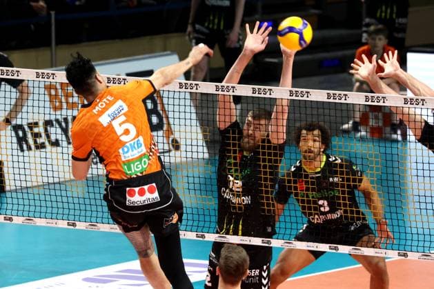 DEU, DVV, 1.VBL, BR Volleys vs. Helios Grizzlys Giesen, 05.04.2025, Max-Schmeling-Halle, Berlin, DEU, DVV, 1.VBL, BR Volleys vs. Helios Grizzlys Giesen, im Bild Nehemiah Mote (BR Volleys 5), Jakob Guenthoer (Giesen 12), MITCH AHYI (Giesen 3) Foto: Juergen Engler nordphoto GmbH