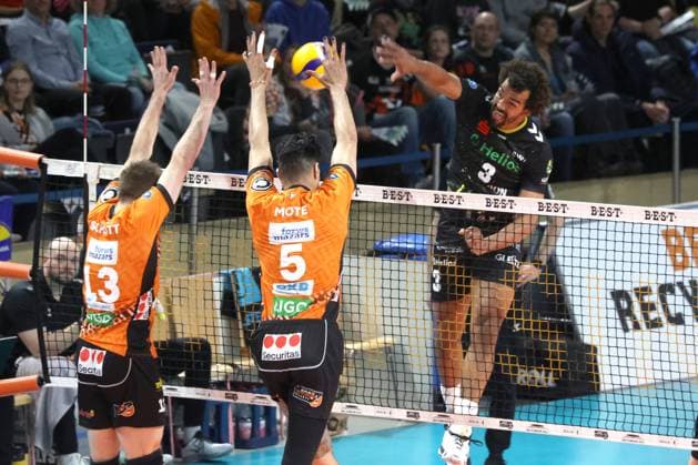 DEU, DVV, 1.VBL, BR Volleys vs. Helios Grizzlys Giesen, 05.04.2025, Max-Schmeling-Halle, Berlin, DEU, DVV, 1.VBL, BR Volleys vs. Helios Grizzlys Giesen, im Bild Ruben Schott (BR Volleys 13), Nehemiah Mote (BR Volleys 5), MITCH AHYI (Giesen 3) Foto: Juergen Engler nordphoto GmbH