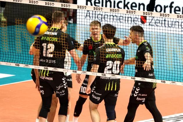 DEU, DVV, 1.VBL, BR Volleys vs. Helios Grizzlys Giesen, 05.04.2025, Max-Schmeling-Halle, Berlin, DEU, DVV, 1.VBL, BR Volleys vs. Helios Grizzlys Giesen, im Bild Gießener-Spielerkreis Foto: Juergen Engler nordphoto GmbH