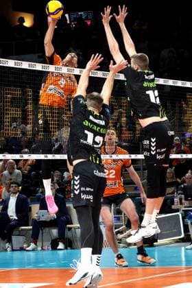 DEU, DVV, 1.VBL, BR Volleys vs. Helios Grizzlys Giesen, 05.04.2025, Max-Schmeling-Halle, Berlin, DEU, DVV, 1.VBL, BR Volleys vs. Helios Grizzlys Giesen, im Bild Nehemiah Mote (BR Volleys 5), Jori Mantha (Giesen 13), Jakob Guenthoer (Giesen 12) Foto: Juergen Engler nordphoto GmbH