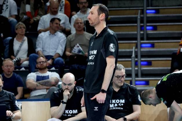 DEU, DVV, 1.VBL, BR Volleys vs. Helios Grizzlys Giesen, 05.04.2025, Max-Schmeling-Halle, Berlin, DEU, DVV, 1.VBL, BR Volleys vs. Helios Grizzlys Giesen, im Bild Trainer Itamar Stein (Giesen) Foto: Juergen Engler nordphoto GmbH