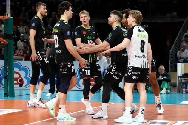 DEU, DVV, 1.VBL, BR Volleys vs. Helios Grizzlys Giesen, 05.04.2025, Max-Schmeling-Halle, Berlin, DEU, DVV, 1.VBL, BR Volleys vs. Helios Grizzlys Giesen, im Bild Gießener-Spielerkreis Foto: Juergen Engler nordphoto GmbH