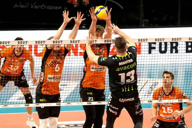 DEU, DVV, 1.VBL, BR Volleys vs. Helios Grizzlys Giesen, 05.04.2025, Max-Schmeling-Halle, Berlin, DEU, DVV, 1.VBL, BR Volleys vs. Helios Grizzlys Giesen, im Bild Johannes Tille (BR Volleys 6), Tobias Krick (BR Volleys 21), Jori Mantha (Giesen 13) Foto: Juergen Engler nordphoto GmbH