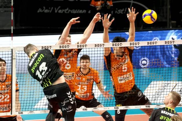 DEU, DVV, 1.VBL, BR Volleys vs. Helios Grizzlys Giesen, 05.04.2025, Max-Schmeling-Halle, Berlin, DEU, DVV, 1.VBL, BR Volleys vs. Helios Grizzlys Giesen, im Bild Johannes Tille (BR Volleys 6), Tobias Krick (BR Volleys 21), Ruben Schott (BR Volleys 13), Jori Mantha (Giesen 13) Foto: Juergen Engler nordphoto GmbH
