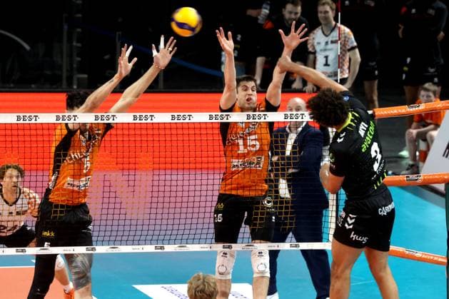 DEU, DVV, 1.VBL, BR Volleys vs. Helios Grizzlys Giesen, 05.04.2025, Max-Schmeling-Halle, Berlin, DEU, DVV, 1.VBL, BR Volleys vs. Helios Grizzlys Giesen, im Bild Nehemiah Mote (BR Volleys 5), Moritz Reichert (BR Volleys 15), Trainer Joel Banks (BR Volleys), MITCH AHYI (Giesen 3) Foto: Juergen Engler nordphoto GmbH