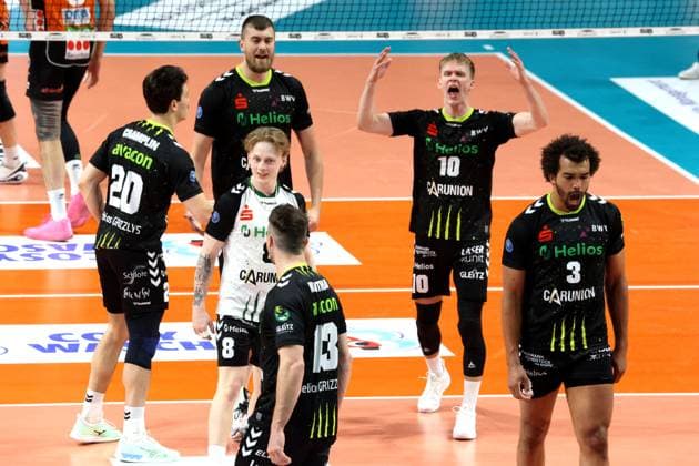 DEU, DVV, 1.VBL, BR Volleys vs. Helios Grizzlys Giesen, 05.04.2025, Max-Schmeling-Halle, Berlin, DEU, DVV, 1.VBL, BR Volleys vs. Helios Grizzlys Giesen, im Bild Gießener-Spielerkreis Foto: Juergen Engler nordphoto GmbH
