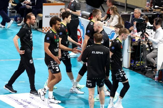 DEU, DVV, 1.VBL, BR Volleys vs. Helios Grizzlys Giesen, 05.04.2025, Max-Schmeling-Halle, Berlin, DEU, DVV, 1.VBL, BR Volleys vs. Helios Grizzlys Giesen, im Bild Trainer Itamar Stein (Giesen), Gießener-Spielerkreis Foto: Juergen Engler nordphoto GmbH