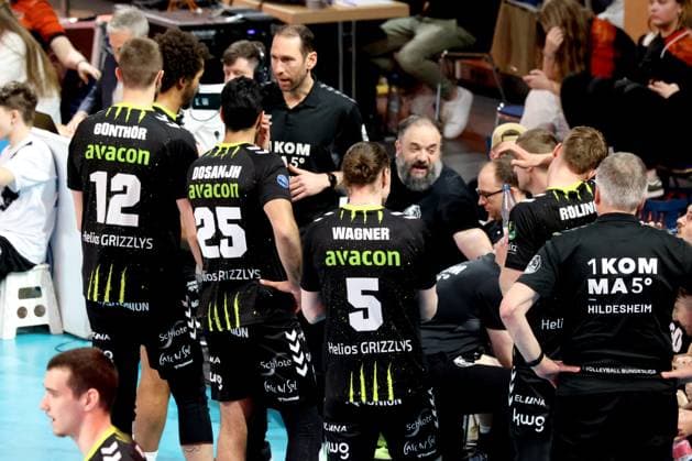 DEU, DVV, 1.VBL, BR Volleys vs. Helios Grizzlys Giesen, 05.04.2025, Max-Schmeling-Halle, Berlin, DEU, DVV, 1.VBL, BR Volleys vs. Helios Grizzlys Giesen, im Bild Trainer Itamar Stein (Giesen), Gießener-Spielerkreis Foto: Juergen Engler nordphoto GmbH