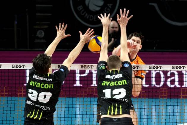 DEU, DVV, 1.VBL, BR Volleys vs. Helios Grizzlys Giesen, 05.04.2025, Max-Schmeling-Halle, Berlin, DEU, DVV, 1.VBL, BR Volleys vs. Helios Grizzlys Giesen, im Bild Jake Hanes (BR Volleys 22), Ethan Champlin (Giesen 20), Jakob Guenthoer (Giesen 12) Foto: Juergen Engler nordphoto GmbH