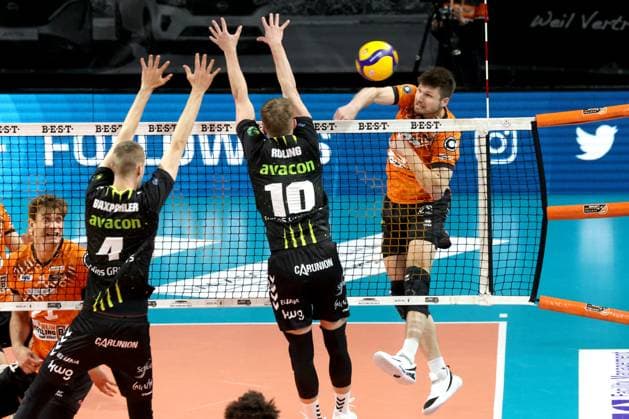 DEU, DVV, 1.VBL, BR Volleys vs. Helios Grizzlys Giesen, 05.04.2025, Max-Schmeling-Halle, Berlin, DEU, DVV, 1.VBL, BR Volleys vs. Helios Grizzlys Giesen, im Bild Ruben Schott (BR Volleys 13), Noah Baxpoehler (Giesen 4), Jan Roeling (Giesen 10) Foto: Juergen Engler nordphoto GmbH