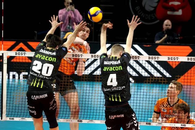 DEU, DVV, 1.VBL, BR Volleys vs. Helios Grizzlys Giesen, 05.04.2025, Max-Schmeling-Halle, Berlin, DEU, DVV, 1.VBL, BR Volleys vs. Helios Grizzlys Giesen, im Bild Jake Hanes (BR Volleys 22), Ethan Champlin (Giesen 20), Noah Baxpoehler (Giesen 4) Foto: Juergen Engler nordphoto GmbH