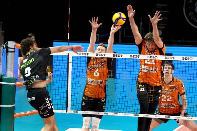 DEU, DVV, 1.VBL, BR Volleys vs. Helios Grizzlys Giesen, 05.04.2025, Max-Schmeling-Halle, Berlin, DEU, DVV, 1.VBL, BR Volleys vs. Helios Grizzlys Giesen, im Bild Johannes Tille (BR Volleys 6), Tobias Krick (BR Volleys 21), MITCH AHYI (Giesen 3) Foto: Juergen Engler nordphoto GmbH