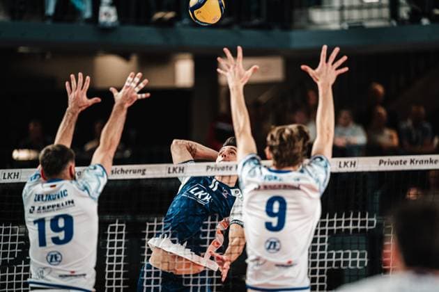 Volleyball Herren Saison 2024 2025 1. Volleyball Bundesliga Männer Halbfinale SVG Lüneburg vs. VfB Friedrichshafen 05.04.2025 Xander Wolf Wassenaar Ketrzynski ( 11, SVG Lüneburg) beim Angriff Lüneburg LKH Arena Niedersachsen Deutschland