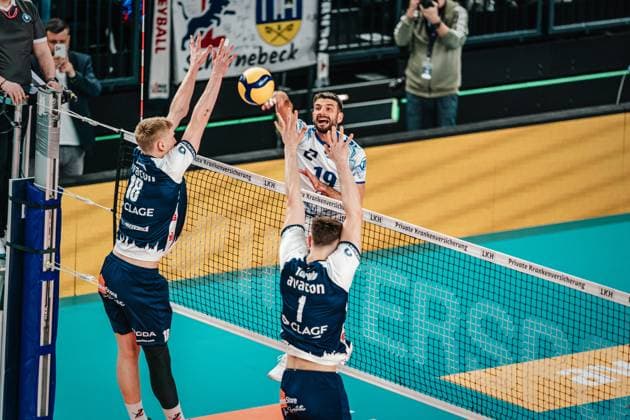 Volleyball Herren Saison 2024 2025 1. Volleyball Bundesliga Männer Halbfinale SVG Lüneburg vs. VfB Friedrichshafen 05.04.2025 Angriff von Ivan Zeljkovic ( 19, VfB Friedrichshafen) Lüneburg LKH Arena Niedersachsen Deutschland