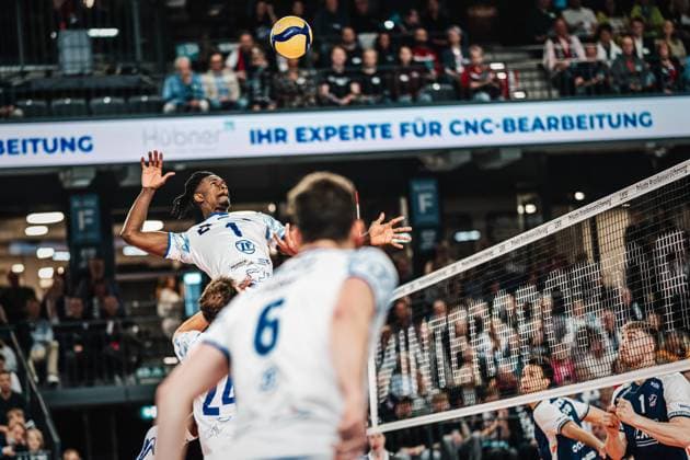 Sport Bilder des Tages Volleyball Herren Saison 2024 2025 1. Volleyball Bundesliga Männer Halbfinale SVG Lüneburg vs. VfB Friedrichshafen 05.04.2025 Jose Israel Masso Alvarez ( 1, VfB Friedrichshafen) beim Angriff Lüneburg LKH Arena Niedersachsen Deutschland