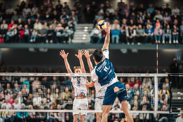 Volleyball Herren Saison 2024 2025 Volleyball Bundesliga Playoff Halbfinale Spiel 1 SVG Lüneburg vs. VfB Friedrichshafen 05.04.2025 Xander Wolf Wassenaar Ketrzynski ( 11 SVG Lüneburg) gegen Severi Seth Savonsalmi ( 9 VfB Friedrichshafen) Lüneburg LKH Arena Niedersachsen Deutschland