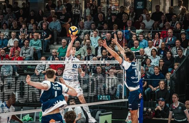 Volleyball Herren Saison 2024 2025 Volleyball Bundesliga Playoff Halbfinale Spiel 1 SVG Lüneburg vs. VfB Friedrichshafen 05.04.2025 Jackson George Young ( 15 VfB Friedrichshafen) gegen Xander Wolf Wassenaar Ketrzynski ( 11 SVG Lüneburg) Lüneburg LKH Arena Niedersachsen Deutschland