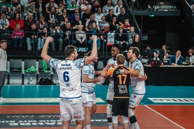 Volleyball Herren Saison 2024 2025 Volleyball Bundesliga Playoff Halbfinale Spiel 1 SVG Lüneburg vs. VfB Friedrichshafen 05.04.2025 Die Mannschaft des VfB Friedrichshafen jubelt Lüneburg LKH Arena Niedersachsen Deutschland