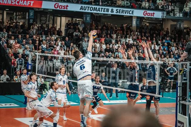 Volleyball Herren Saison 2024 2025 Volleyball Bundesliga Playoff Halbfinale Spiel 1 SVG Lüneburg vs. VfB Friedrichshafen 05.04.2025 Michal Superlak ( 6 VfB Friedrichshafen) gegen den Block von Joscha Kunstmann ( 7 SVG Lüneburg) und Axel Valdemar Juul Larsen ( 18 SVG Lüneburg) Lüneburg LKH Arena Niedersachsen Deutschland