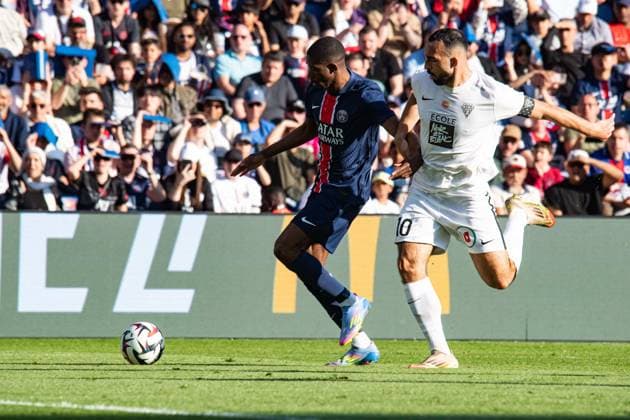 FOOTBALL Paris SG vs Angers SCO - Ligue 1 - JournÃ e 28 - 05 04 2025 Ousmane Dembele (Paris SG) Himad Abdelli (ANGERS SCO) ParisFrance  Copyright: xBaptistexAutissierx
