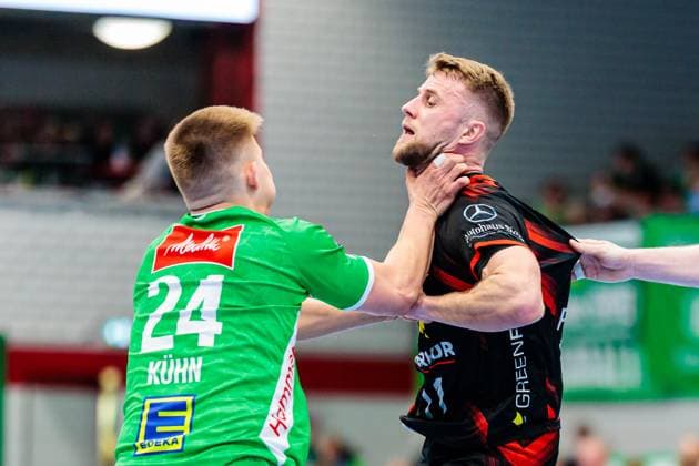 Sport Bilder des Tages v.l. Benedikt Kuehn (GWD Minden, 24), Benas Petreikis (TuS N-Luebbecke, 11) GER, GWD Minden vs. TuS N-Luebbecke, Handball, 2. Bundesliga, 26. Spieltag, Spielzeit 2024 2025, 05.04.2025 GER, GWD Minden vs. TuS N-Luebbecke, Handball, 2. Bundesliga, 26. Spieltag, Spielzeit 2024 2025, 05.04.2025 Luebbecke *** v l Benedikt Kuehn GWD Minden, 24 , Benas Petreikis TuS N Luebbecke, 11 GER, GWD Minden vs TuS N Luebbecke, Handball, 2 Bundesliga, Matchday 26, Season 2024 2025, 05 04 2025 GER, GWD Minden vs TuS N Luebbecke, Handball, 2 Bundesliga, Matchday 26, Season 2024 2025, 05 04 2025 Luebbecke Copyright: xEibner-Pressefoto JanxRollingerx EP_JSK